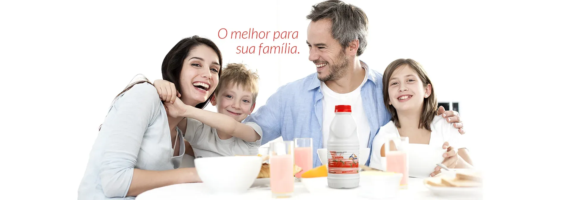 Família no café da manhã com produtos Laticínios Conquista